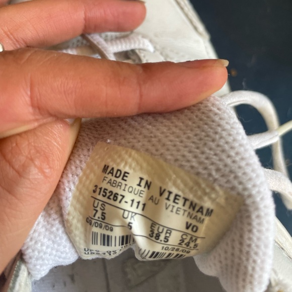 Nike sneakers 7.5 - Picture 2 of 2